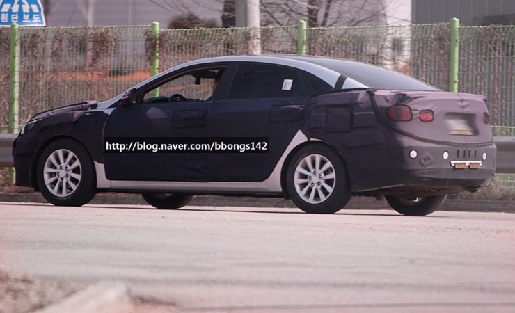 التقاط صور تجسسية لسيارة هيونداي ميسترا السيدان اثناء اختبارها في كوريا Hyundai Mistra 30
